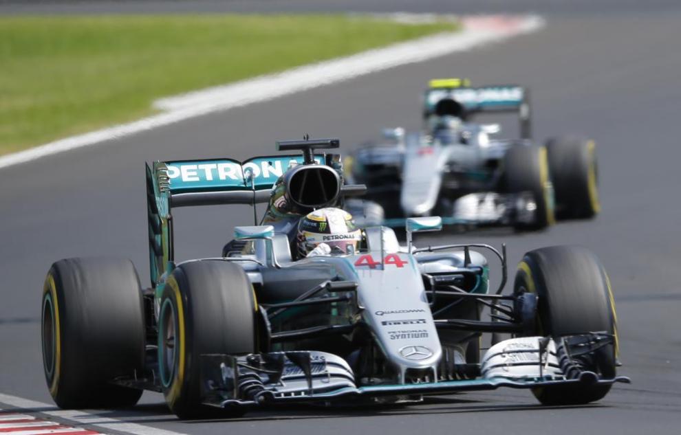 Lewis Hamilton y Rosberg ocupando las posiciones de cabeza