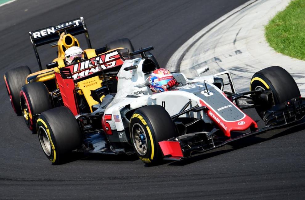 Romain Grosjean y Kevin Magnussen luchando por una plaza