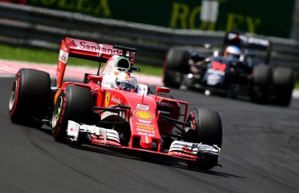 Sebastian Vettel perseguido por Fernando Alonso