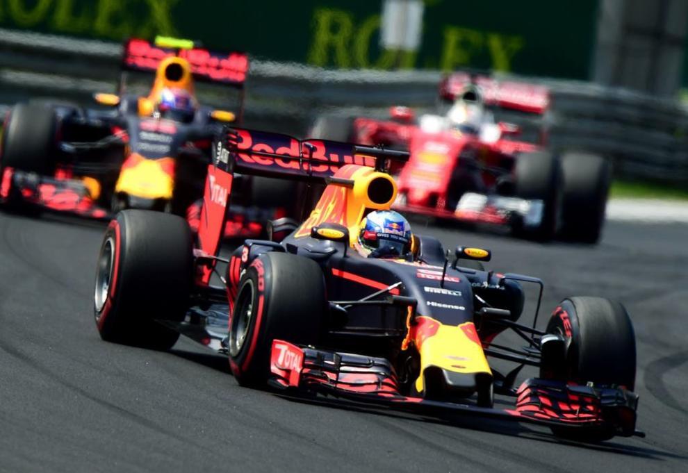Daniel Ricciardo perseguido por su compaero de equipo y Vettel