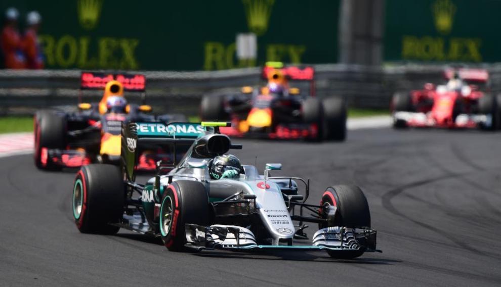 Nico Rosberg tratando de escapar de los Red Bull