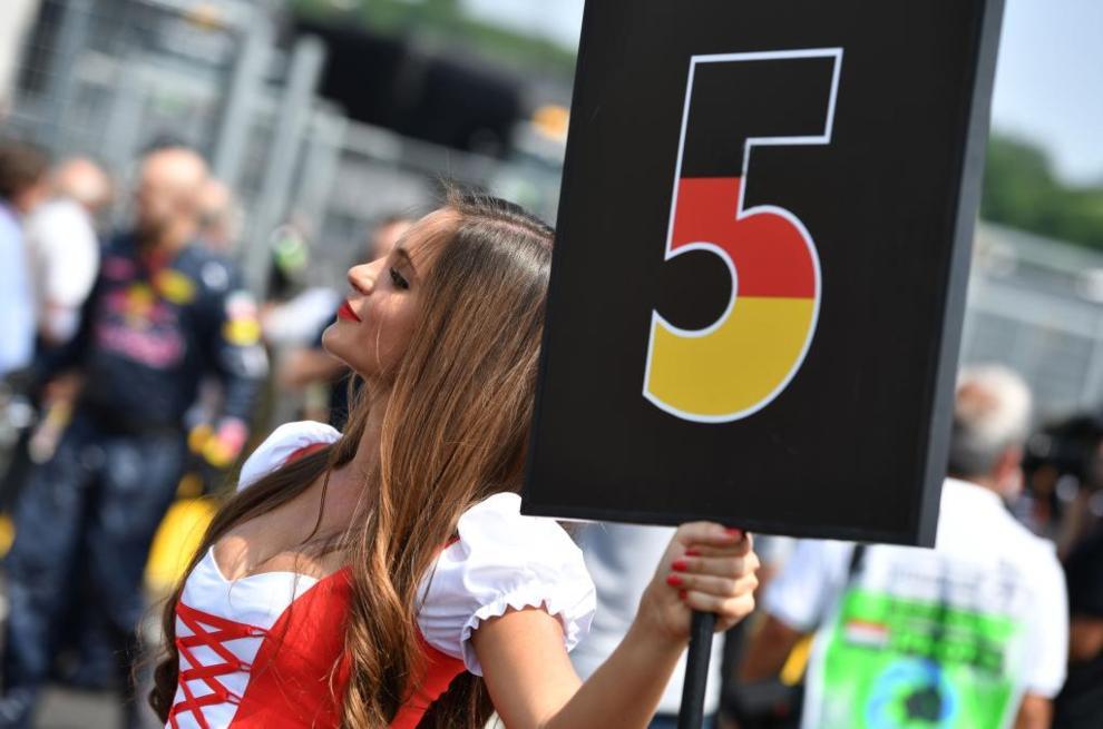 Joven modelo sosteniendo el cartel de Sebastian Vettel