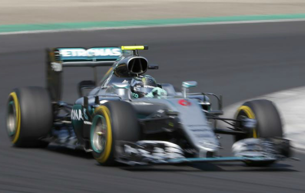 Rosberg pilota su Mercedes en la carrera de Hungaroring