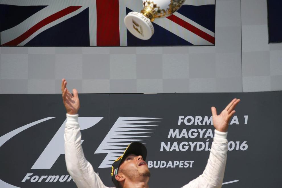 Hamilton celebrando el triunfo en el podio