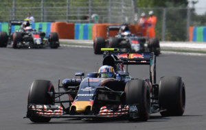 Carlos Sainz, perseguido por los McLaren en Hungra