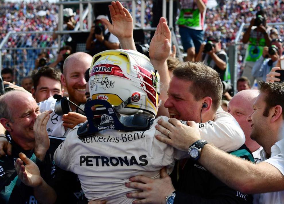 El equipo Mercedes felicitando a Hamilton