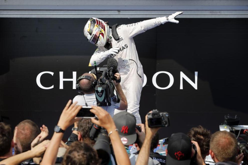 Hamilton celebra su victoria en Hungra