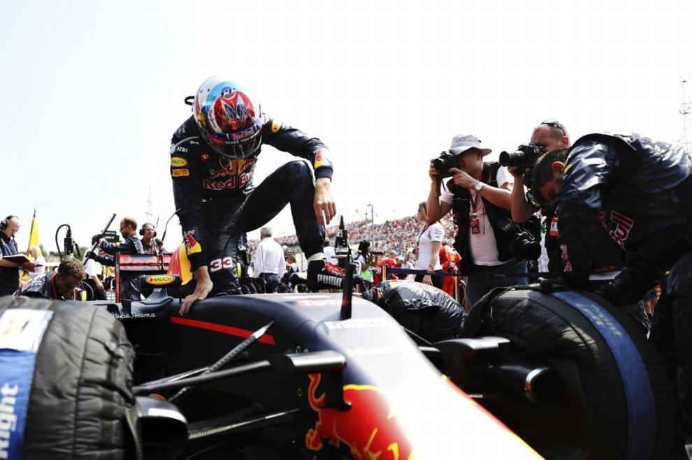 Max Verstappen montndose en su Red Bull