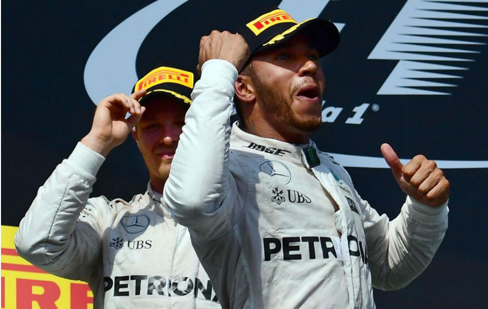 Lewis Hamilton celebrando su victoria en el podio del GP de Hungra.