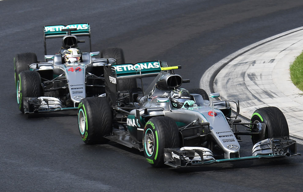 Lucha en la pista entre Rosberg y Hamilton