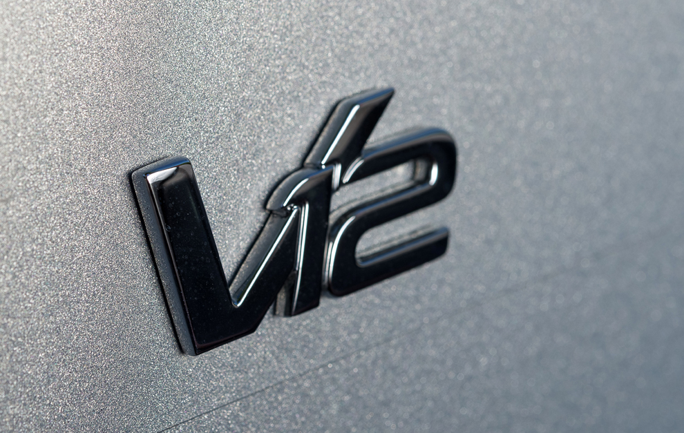 Pese a la tendencia de downsizing, Aston Martin no renuncia a los V12