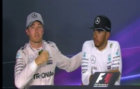 Rosberg poniendo la mano en el hombro de su compaero en rueda de...