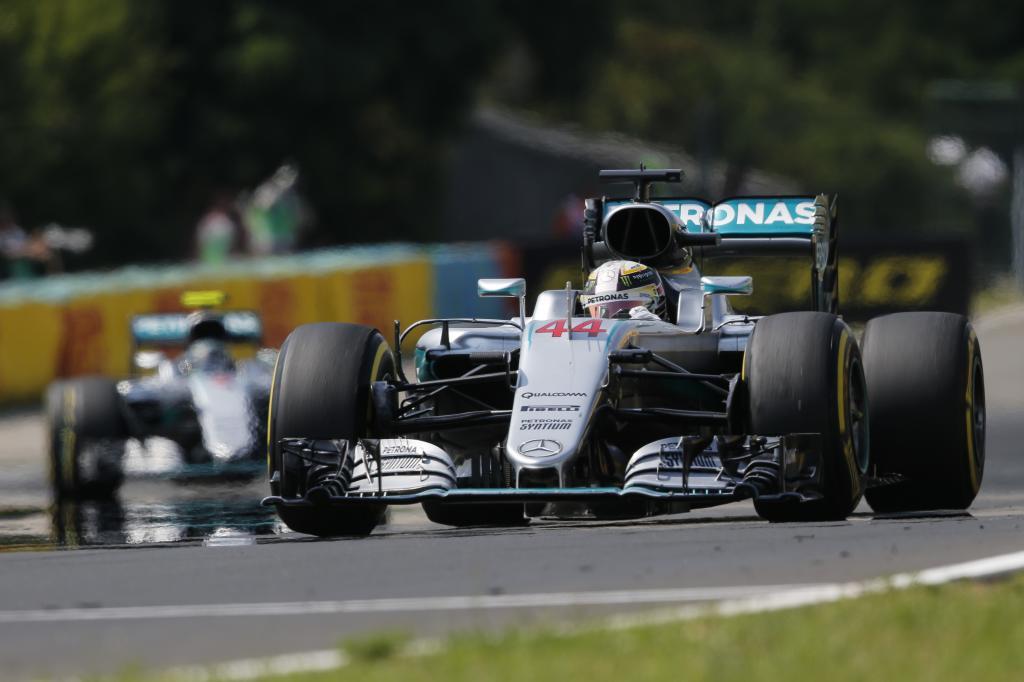 Lewis Hamilton por delante de Nico Rosberg en Hungra