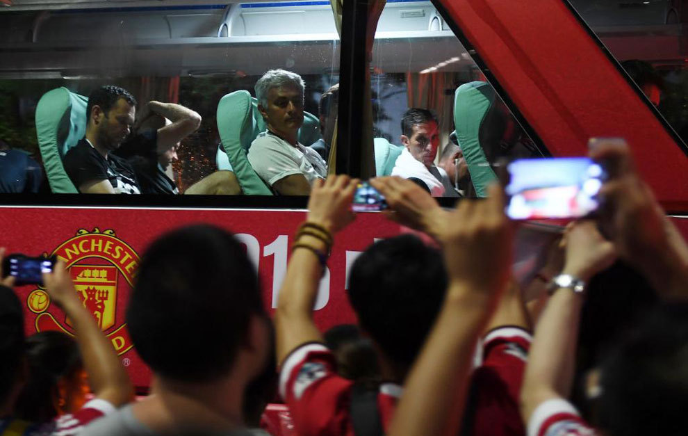 Mourinho observa a los fans chinos desde el autobs del United