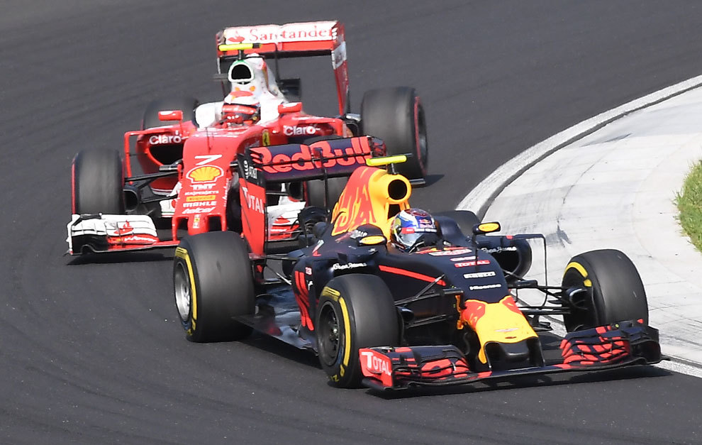 Max Verstappen (18) cerr a Raikkonen (38) durante las 13 vueltas...
