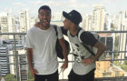 Rafinha y Neymar juntos en una terraza.