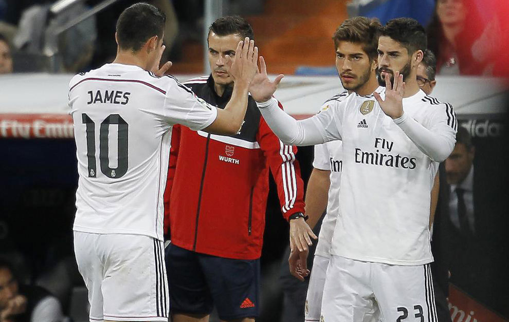 Isco coming on for James during a match.