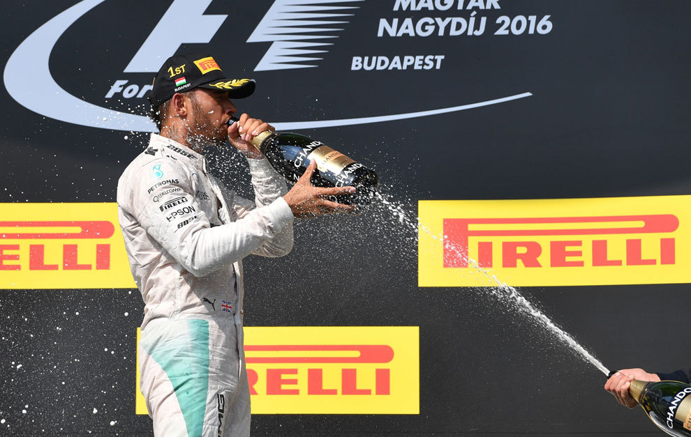 Hamilton celebra la victoria en el Gran Premio de Hungra