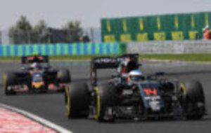 Fernando Alonso, por delante de Carlos Sainz, durante la carrera de...