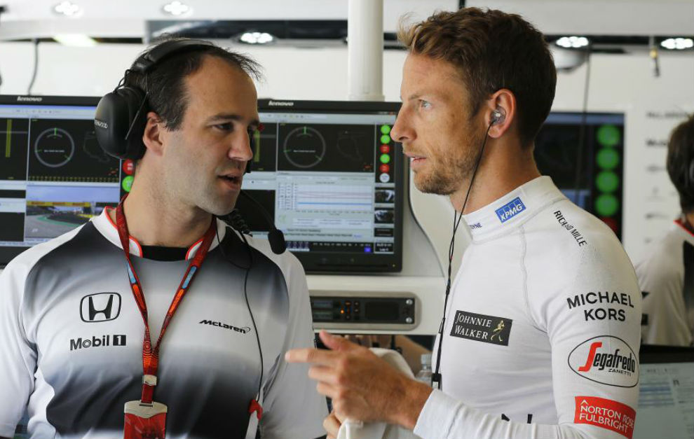 Jenson Button hablando con Tom Stallard, ingeniero de McLaren durante...
