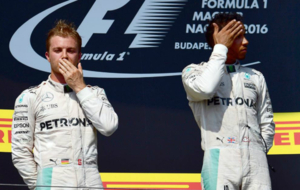 Rosberg y Hamilton en el podio de Hungaroring