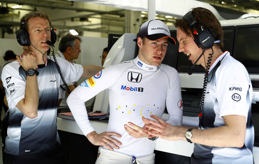 Vandoorne en el garaje del equipo McLaren en Bahrein