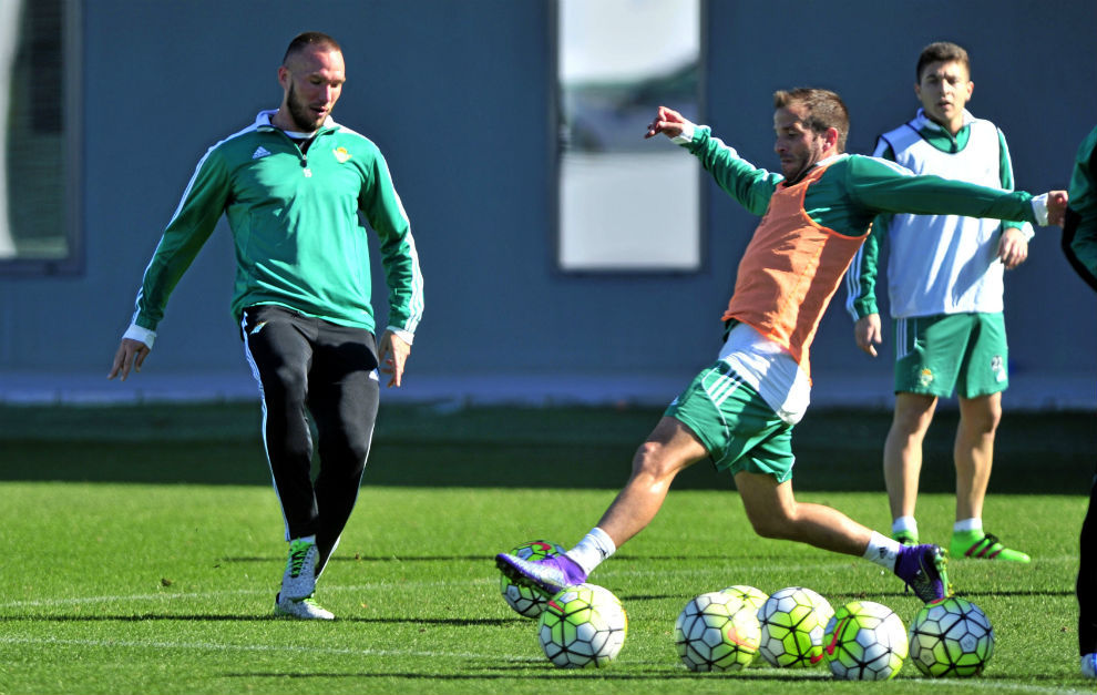 Digard, Van der Vaart y Portillo, en un entrenamiento del Betis.