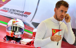 Sebastian Vettel se coloca los tapones en su box