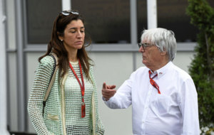 Bernie Eclestone, junto a su esposa Fabiana, en el circuito de Bak