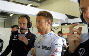 Button aguarda en su box en el circuito de Hungaroring