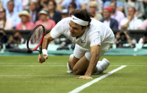 Roger Federer, en el momento de su cada en Wimbledon.