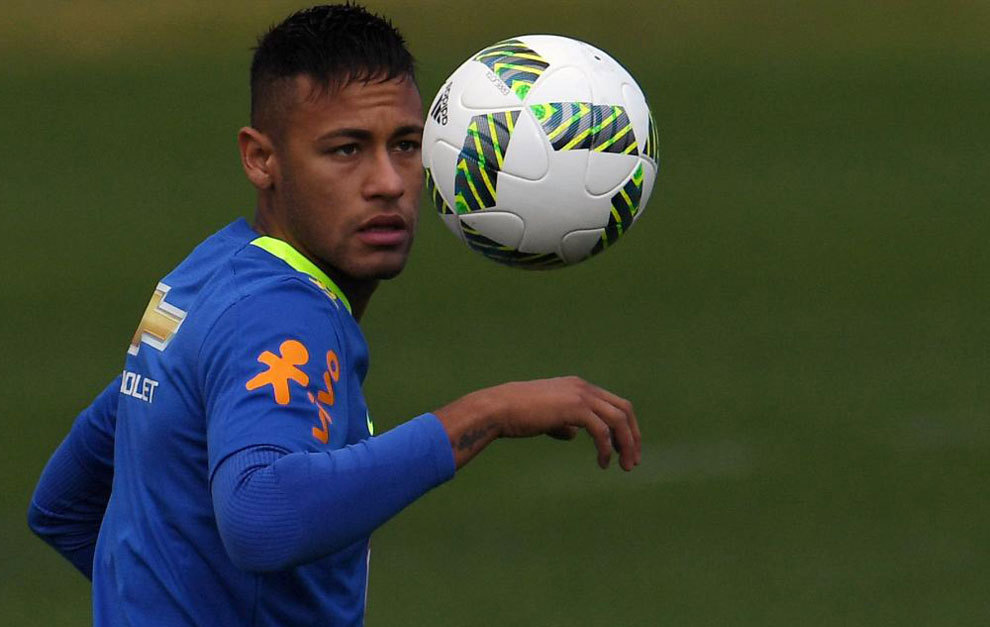 Neymar entrena con la selección brasileña que irá a los Juegos.