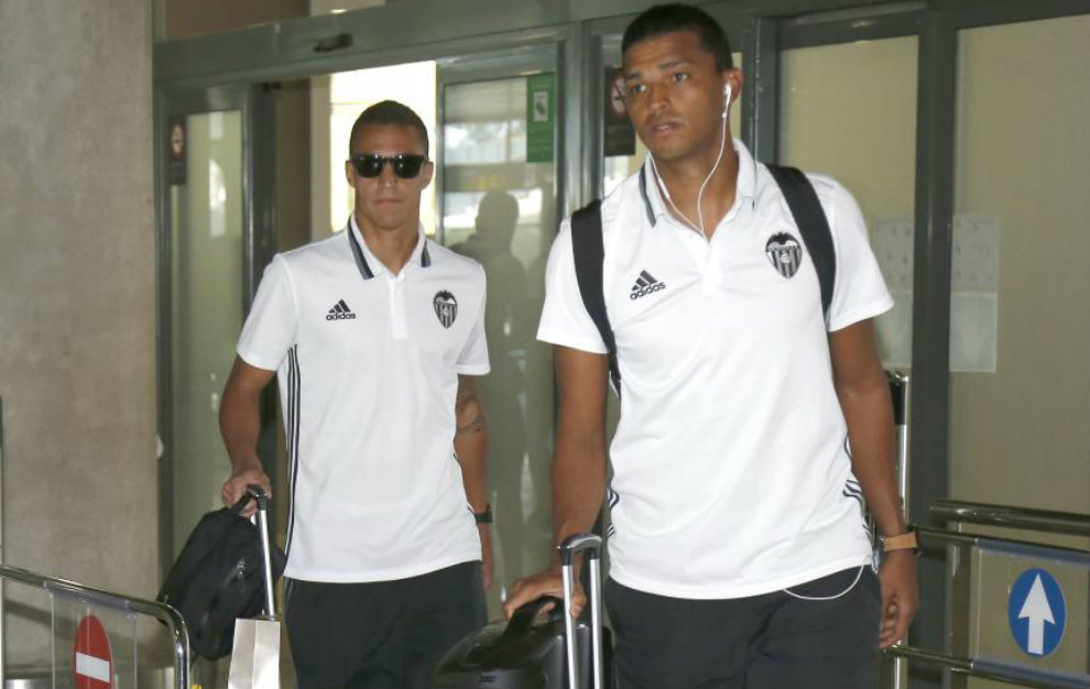 Aderllan Santos y Rodrigo Moreno, a su llegada al aeropuerto de...