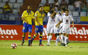 Los jugadores del Tenerife celebran al gol de la victoria.