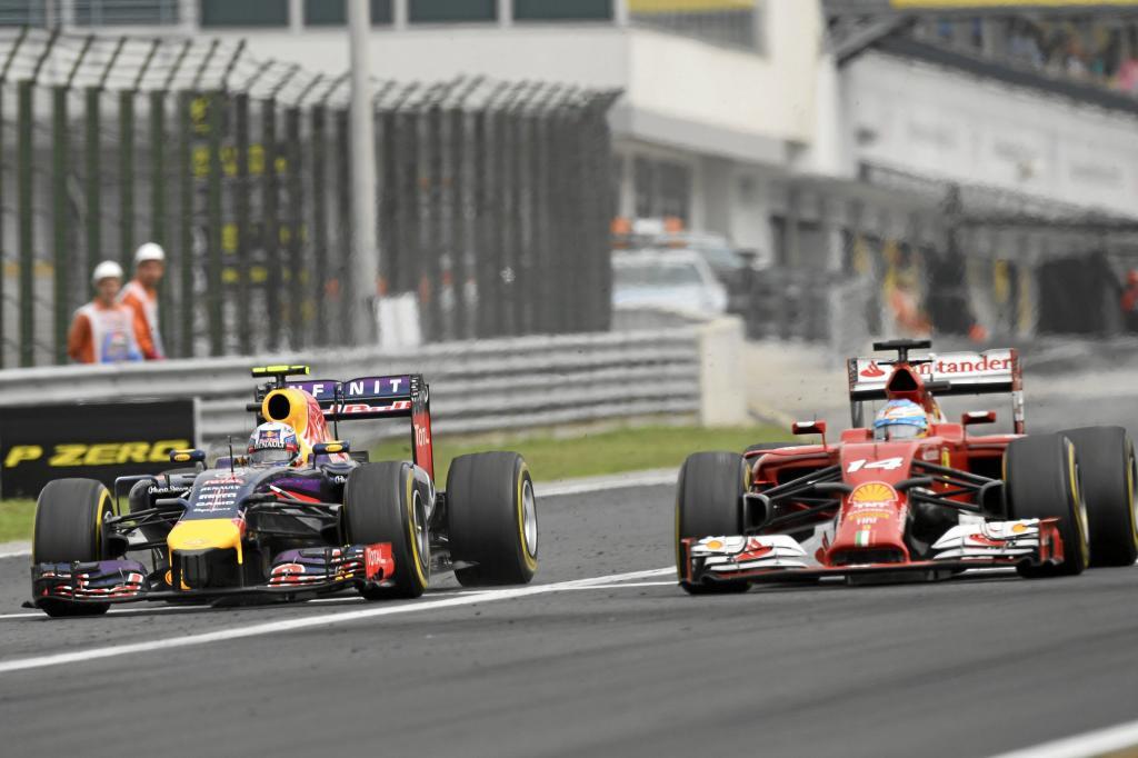 Ricciardo y Alonso luchando por la victoria