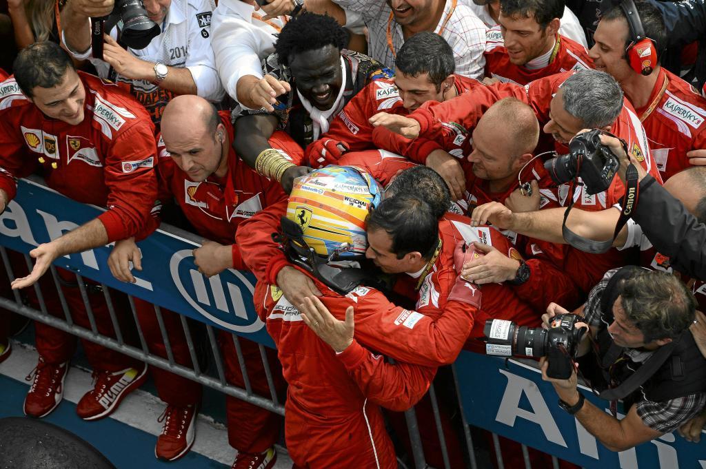 Alonso celebra el segundo con su gente de Ferrari
