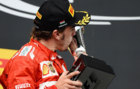 Alonso besa el trofeo de segundo clasificado en Hungra 2014, su...