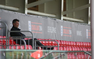Roy Keane observando el entrenamiento del Bara en Inglaterra.