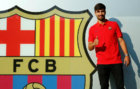 Andr Gomes (22) posa junto a un escudo del Barcelona.