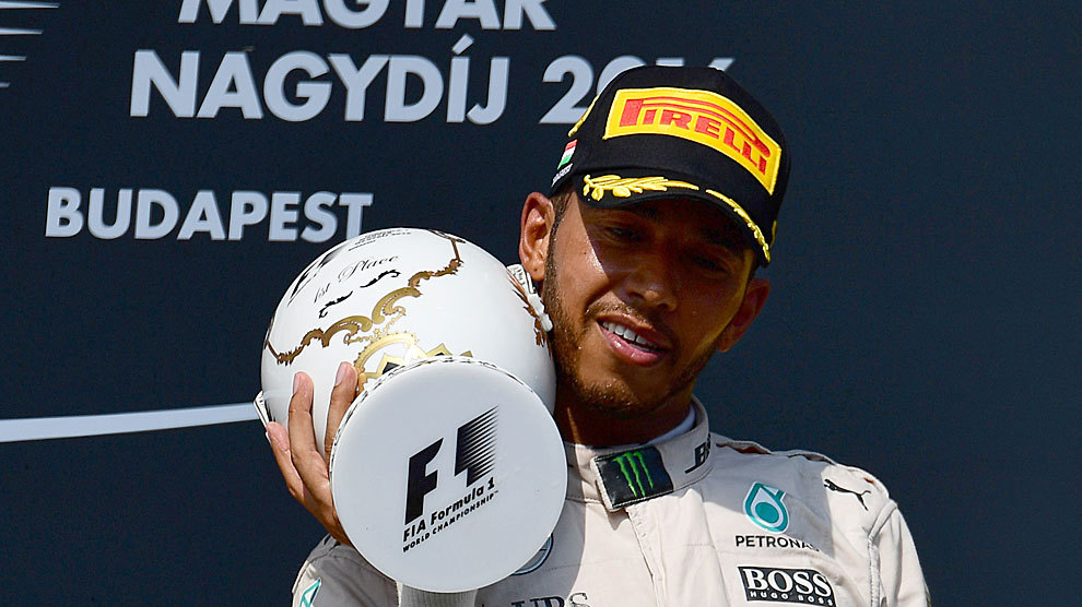 Hamilton sostiene la copa de ganador en Hungra