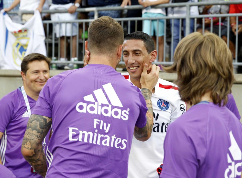 Di Mara saluda a Sergio Ramos antes del partido