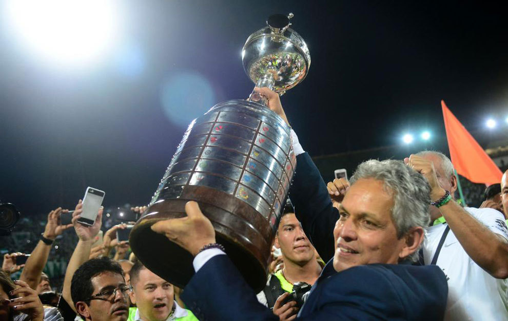 Rueda levanta el trofeo de la Copa Libertadores.