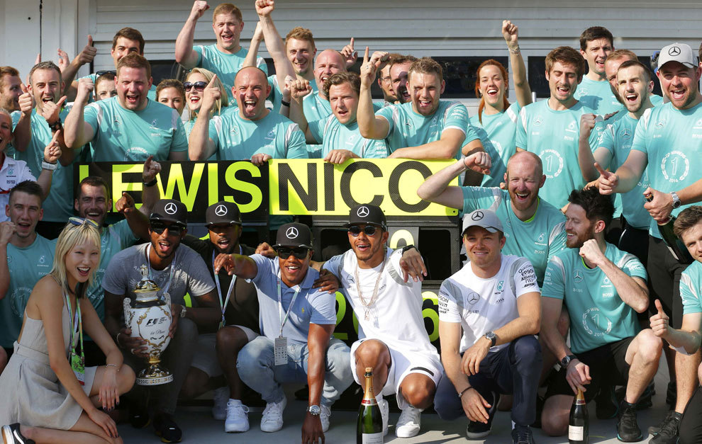 Celebracin del doblete por parte del equipo Mercedes en Hungra