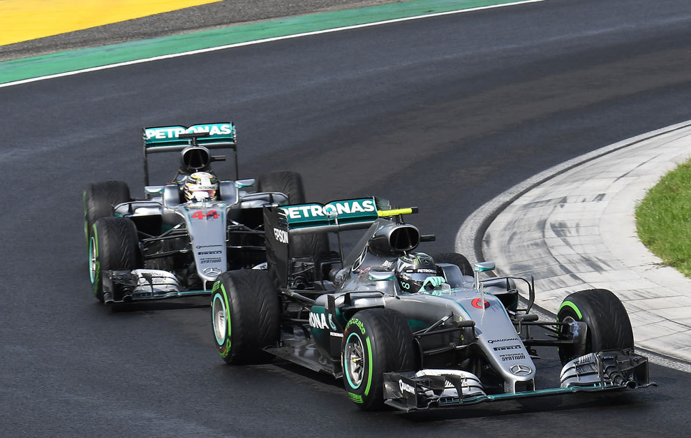 Rosberg y Hamilton en plena accin en Hungaroring