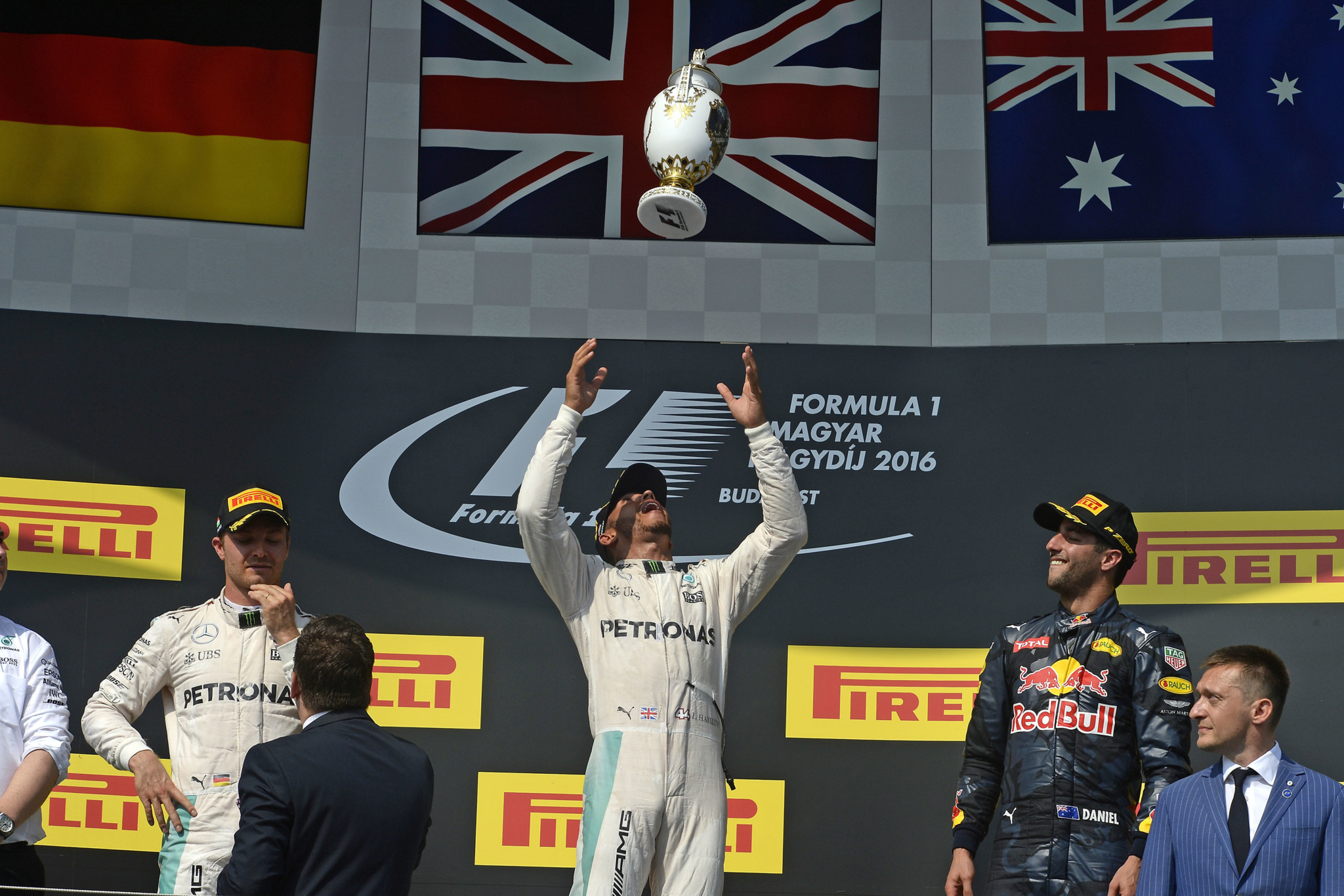 Hamilton celebrando su victoria en Hungaroring