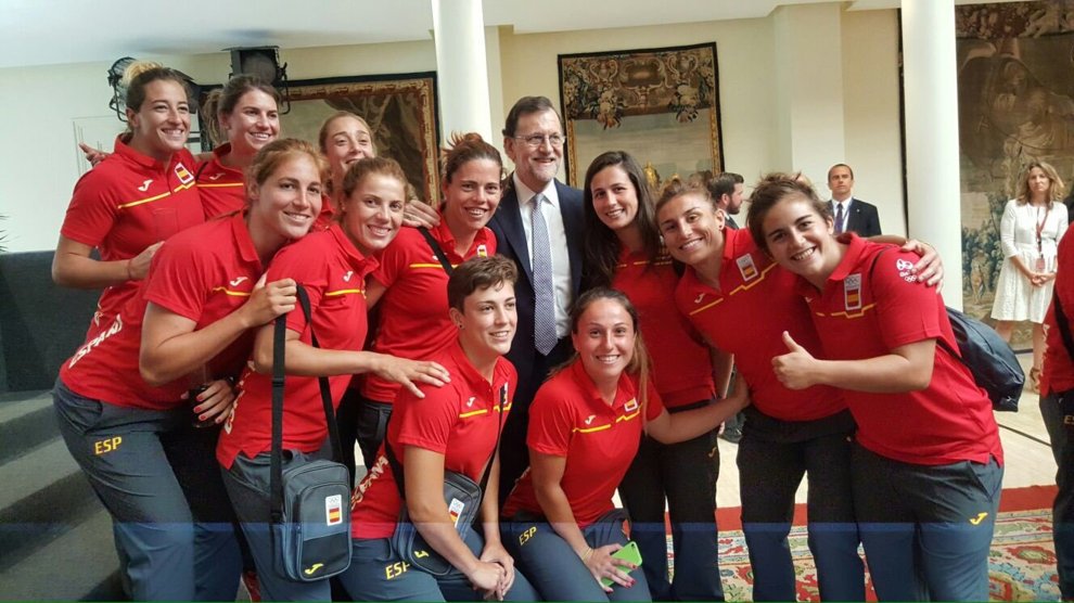 Las jugadoras de la seleccin femenina de rugby a 7 con Mariano Rajoy