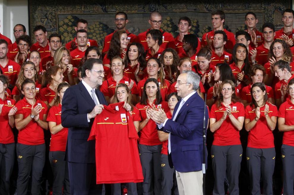 Mariano Rajoy recibe una camiseta del equipo olmpico de parte de...