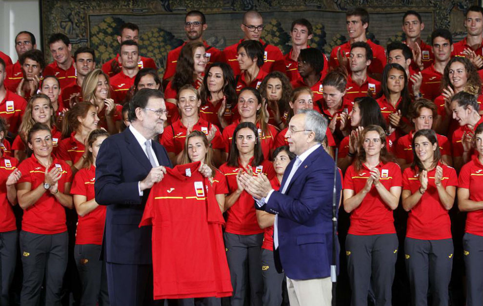 Mariano Rajoy recibe la camiseta del equipo espaol olmpico.
