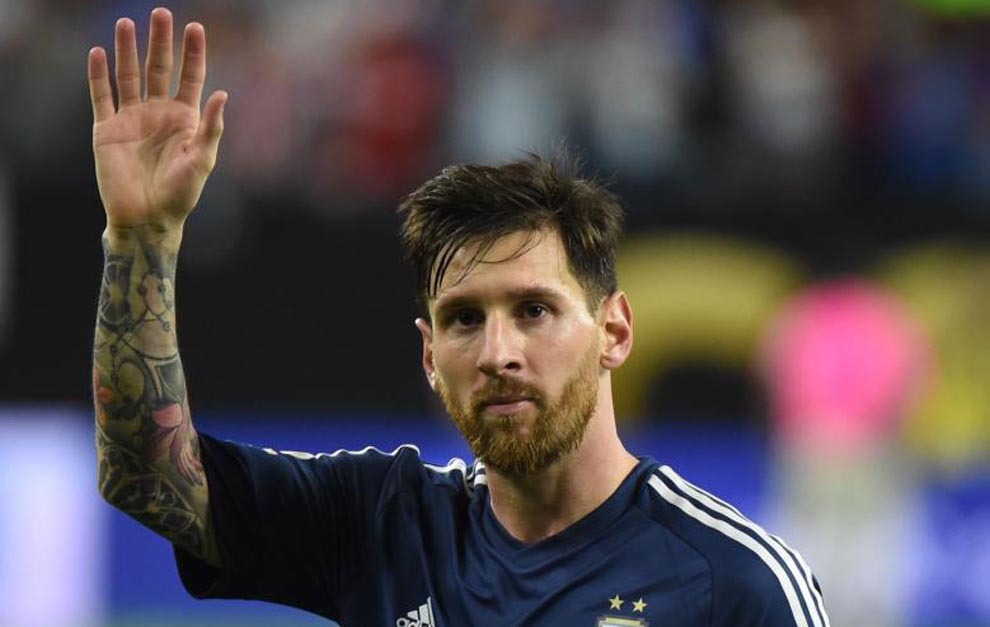 Leo realiza un saludo en un partido con la Seleccin Argentina.