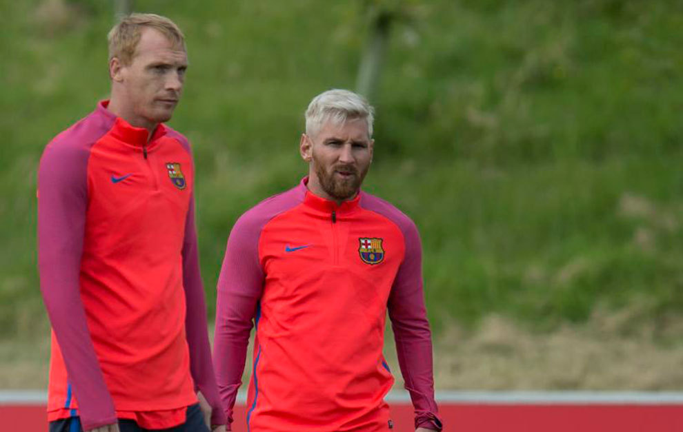 Mathieu y Messi, durante un entrenamiento.